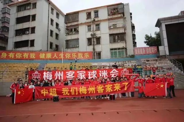 萧益谦吓了一跳，以为叶辰要弄死自己，急忙哭着磕头道：爸爸，我真的错了爸爸。